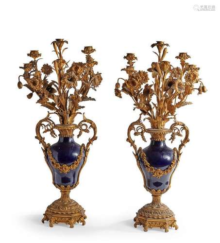 Paire d'importants candélabres composés d'un vase balustre e...