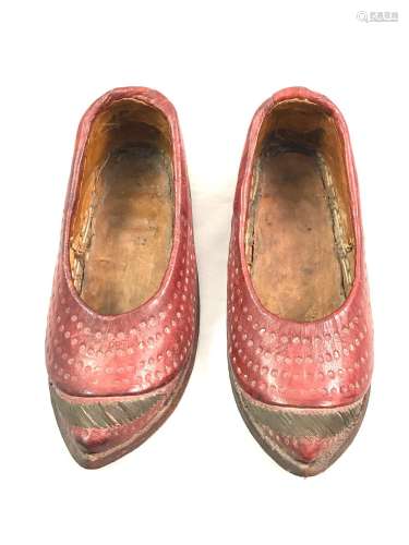 CHINE, vers 1930 - Une paire de chaussure, le talon clouté, ...