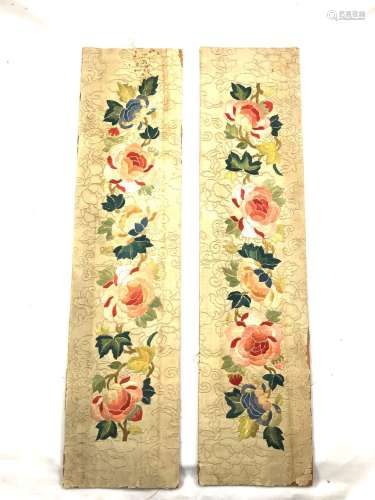 Deux panneaux en soie et lin brodé décorés de fleurs de pivo...