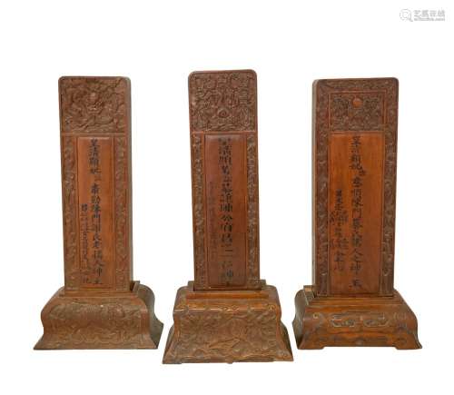 CHINE, époque GUAN XU (fin XIXème). - 3 tablettes aux ancêtr...