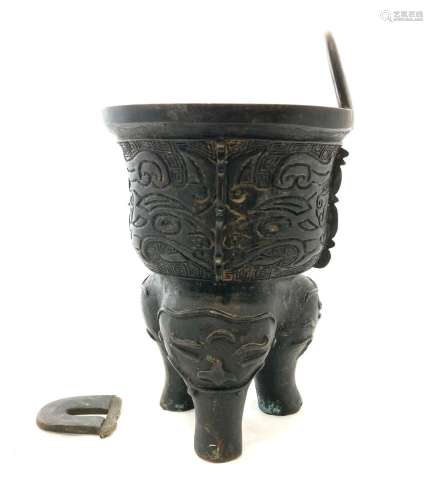 CHINE, XVIIème siècle (période Ming) - Vase YAN en bronze de...