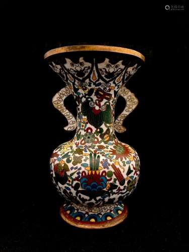 CHINE, vers 1900 - Vase balustre à col pavilloné en émaux cl...