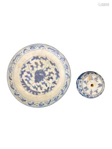 CHINE - Lot de deux porcelaine bleu blanc, dont une assiette...