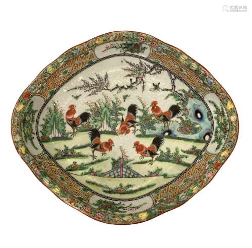 CHINE, XXème siècle - Plat de forme ovale en porcelaine à ém...