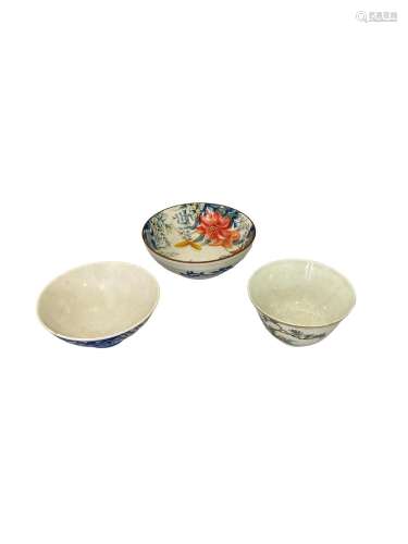 CHINE, XXème siècle - Lot de deux bols en porcelaines modern...