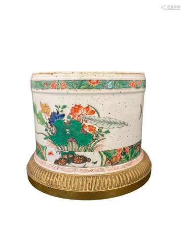 Chine, pot cylindrique en porcelaine et émaux du style famil...