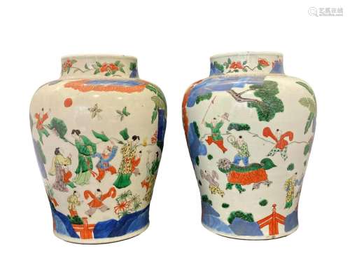 CHINE, XIXème - Une paire de vase en porcelaine à décor émai...