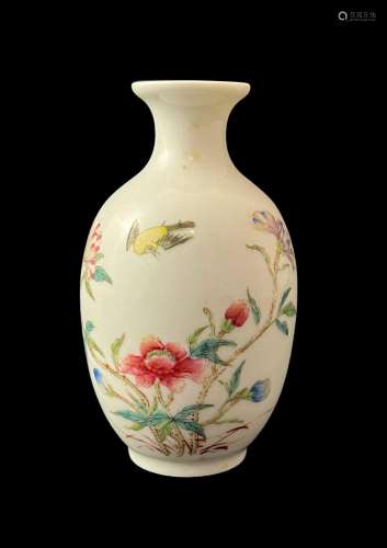 CHINE, Période MinGuo (1912-1949) - Petit vase en porcelaine...