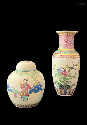 CHINE, XXème siècle - deux porcelaines à décors d'emaux poly...