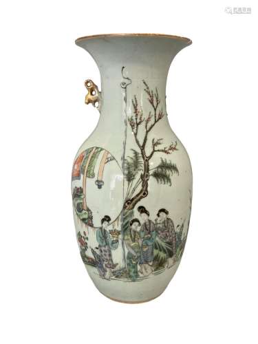 CHINE, début du Xxème Siècle -<br />
Vase à décor polychrome...