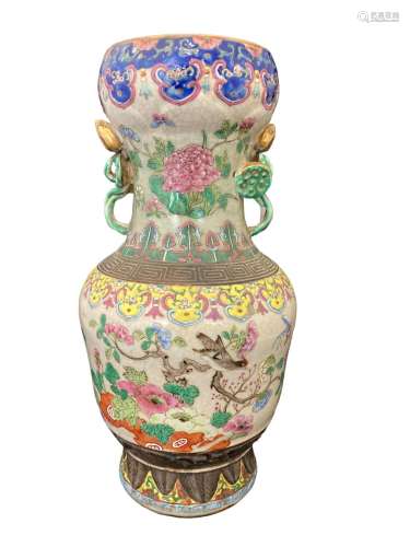 CHINE, fin XIXème - Vase en grès de Nankin à décors en émaux...