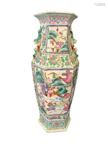 CHINE, fin XIXème - Vase hexagonal en porcelaine et émaux de...