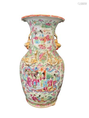 CHINE, Fin XIXème - Vase en porcelaine de canton à décors en...