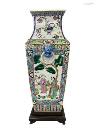 CHINE, vers 1900 - vase balustre quadrangulaire en porcelain...