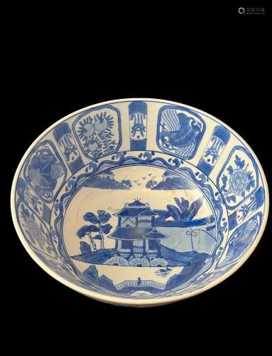 JAPON, XXème siècle - Grande coupe en porcelaine bleu blanc,...