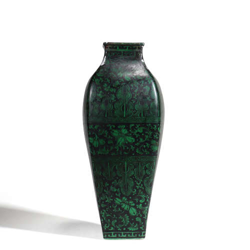 清中期 墨地绿彩花卉纹四方瓶