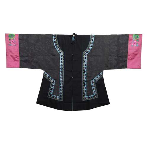 A BLACK-GROUND EMBROIDERED LADY'S ROBE