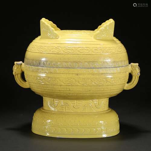 A YELLOW-GLAZED ALTAR VESSEL AND COVER, DOU