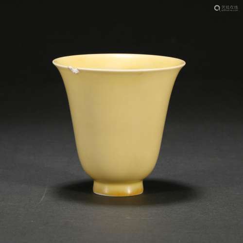 A YELLOW-GLAZED CUP