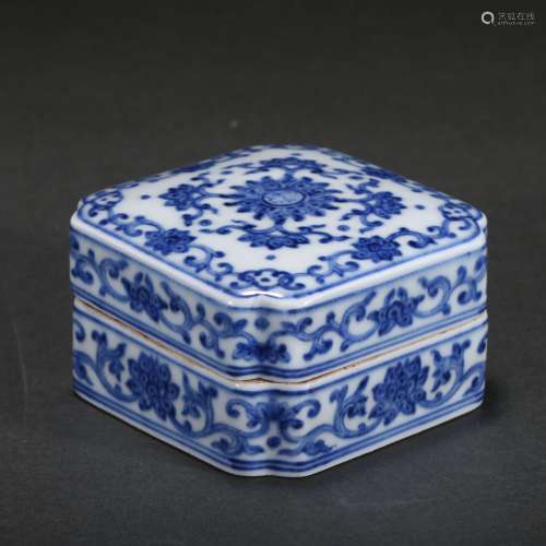 A BLUE AND WHITE 'LOTUS SCROLLS' BOX AND COVER