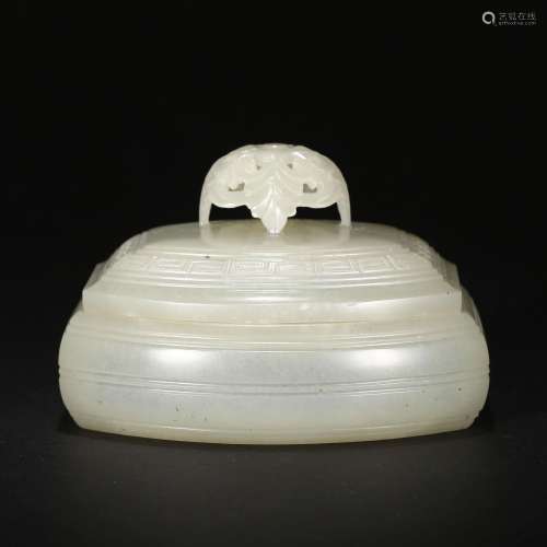 A WHITE JADE BOX AND COVER