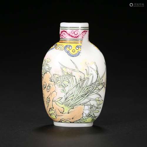 A WHITE GLASS 'FLOWER AND BIRD' SNUFF BOTTLE