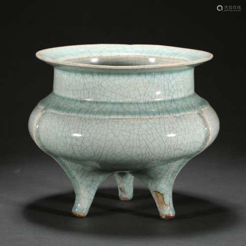 A LONGQUAN CELADON TRIPOD INCENSE BURNER