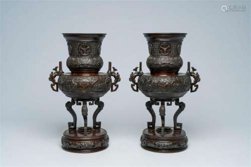A pair of Japanese bronze vases with Tokugawa medallions in ...