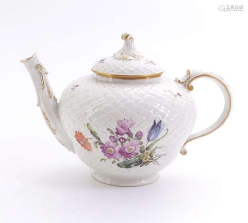 Kleine Teekanne mit Blumendekor, Ludwigsburg, 2. H. 18. Jh.