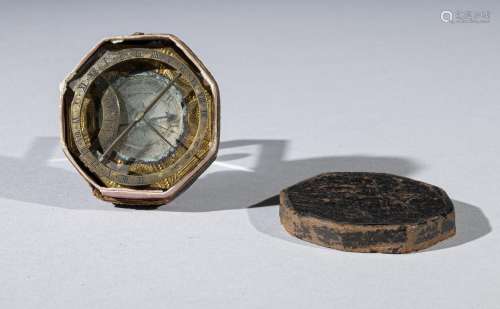 AUGSBOURG<br />
Compas boussole octogonal en métal doré grav...