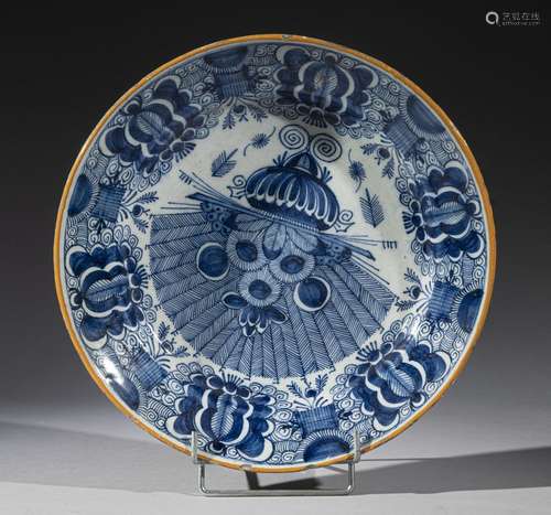 DELFT<br />
Plat rond décoré en camaïeu bleu dit au paon. Su...