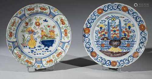 DELFT<br />
Deux plats ronds en faïence à décor polychrome d...