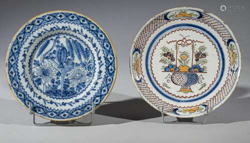 DELFT<br />
Une assiette en camaïeu bleue à décor de fleurs ...