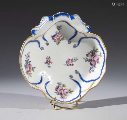 SEVRES<br />
Plateau de forme coquille à décor "feuille...