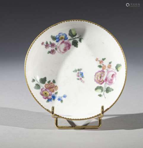 SEVRES<br />
Sous-tasse circulaire en porcelaine à décor pos...