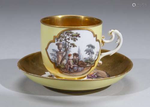 ALLEMAGNE MEISSEN<br />
Tasse et une sous-tasse en porcelain...