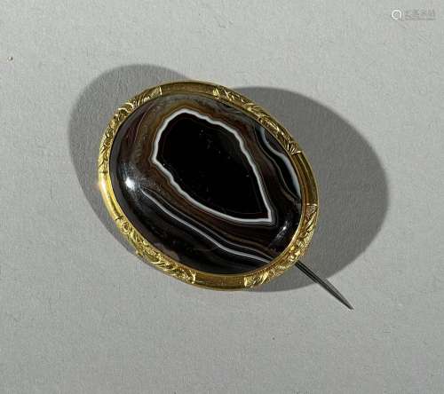 Broche pendentif ovale sertie d'une agate rubanée dans une m...