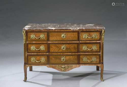 Longue commode en placage de satiné dans des encadrements d'...