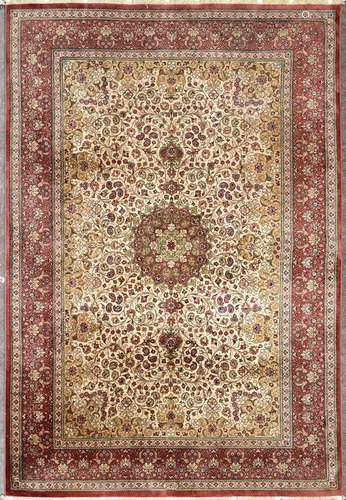 GHOM IRAN<br />
Tapis en velours pure soie chaîne soie, de l...