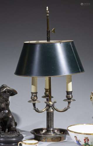 Lampe genre bouillotte en bronze laqué vert à trois lumières...