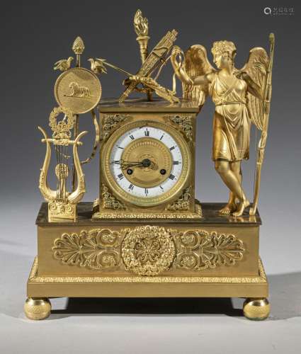 Pendule en bronze doré à sujet d'un personnage à l'antique a...