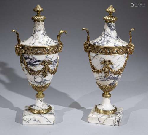 Paire de vases décoratifs de forme urne sur piédouche carré,...