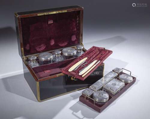 Coffret de toilette d'homme en placage d'ébène et cornières ...