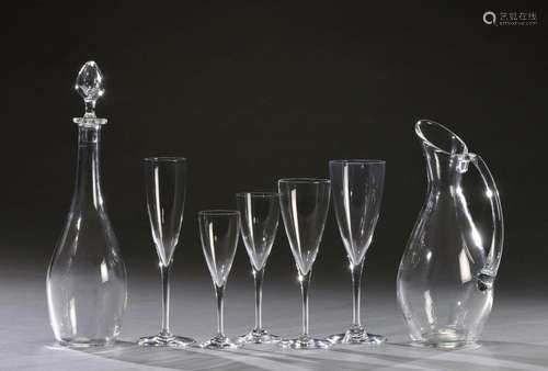 BACCARAT<br />
Partie de service de verre en cristal sur pie...