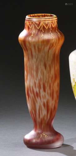 LEGRAS<br />
Vase balustre en verre marmoréen rouge orangé e...