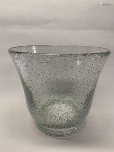 DAUM - NANCY<br />
Important vase conique en cristal blanc e...