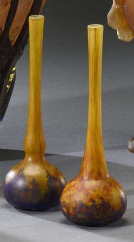 DAUM - NANCY<br />
Paire de vases berluzes miniatures en ver...