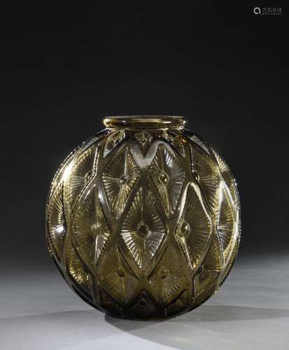 René LALIQUE (1860 - 1945)<br />
Plafonnier boule « Majestic...