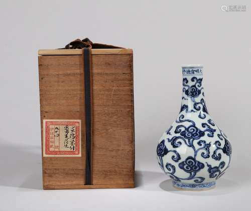 CHINESE PORCELAIN BLUE AND WHITE FLOWER VASE