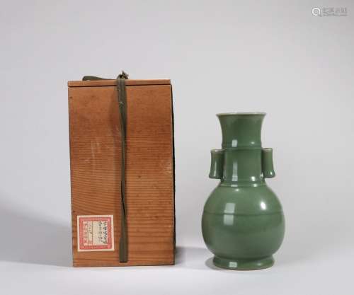 CHINESE PORCELAIN CELADON GLAZE HANDLE VASE